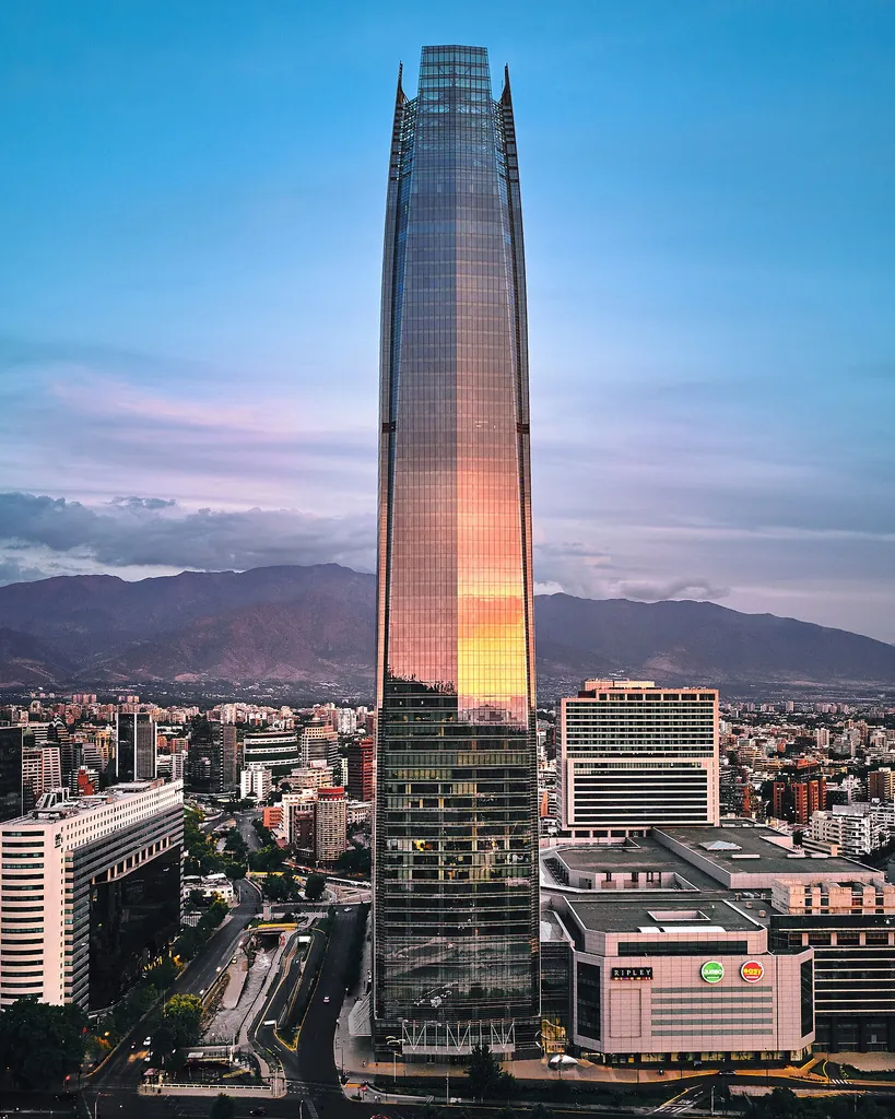 Gran Torre Costanera al atardecer sobre Santiago